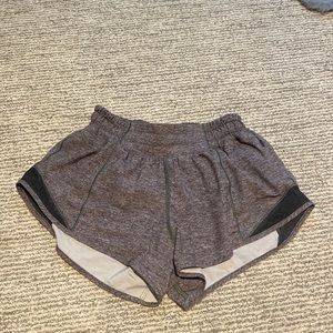 lululemon hotty hot short 2.5" | heather lux multi black/heathered black | grey